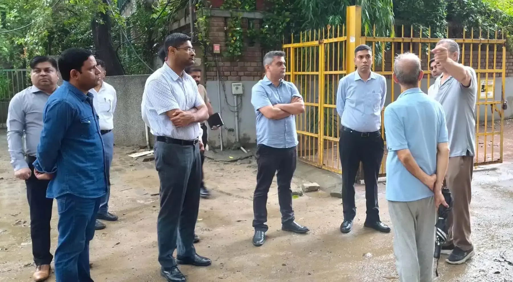 Gurugram: बारिश के बीच सड़कों और जलनिकासी का निरीक्षण करने पहुंचे आयुक्त Gurugram: बारिश के बीच सड़कों और जलनिकासी का निरीक्षण करने पहुंचे आयुक्त