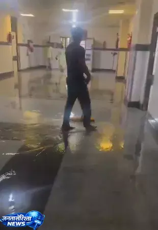 First rain में ही बदहाल व्यवस्था, सुपर स्पेशलिटी ब्लॉक में भरा पानी First rain में ही बदहाल व्यवस्था, सुपर स्पेशलिटी ब्लॉक में भरा पानी