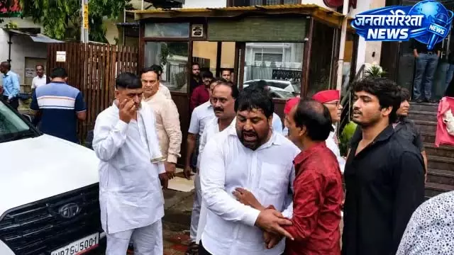 सपा की अंदरूनी कलह आई सामने, मंच पर मचा हंगामा सपा की अंदरूनी कलह आई सामने, मंच पर मचा हंगामा
