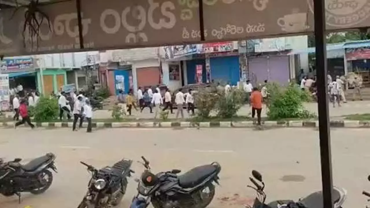 Telangana: अरवापल्ली में कांग्रेस गुट का झगड़ा सड़क पर झड़प में बदल गया Telangana: अरवापल्ली में कांग्रेस गुट का झगड़ा सड़क पर झड़प में बदल गया