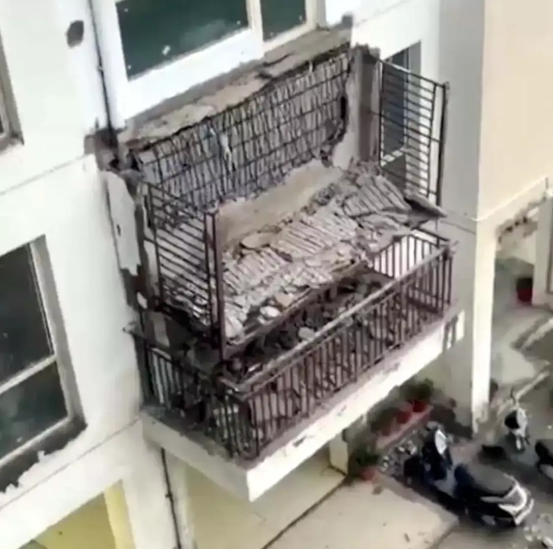 Gurugram: लग्जरी सोसायटी इम्पीरिया एस्फोरा में बालकनी गिरने से हड़कंप Gurugram: लग्जरी सोसायटी इम्पीरिया एस्फोरा में बालकनी गिरने से हड़कंप