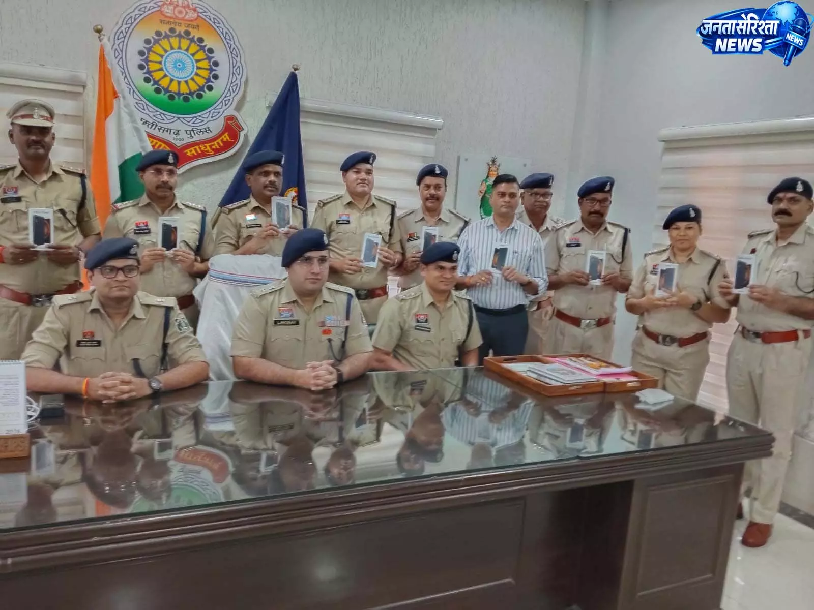पुलिस को मिली हाईटेक ताकत, 63 स्मार्ट MDT से अब मौके से होगी डिजिटल जांच पुलिस को मिली हाईटेक ताकत, 63 स्मार्ट MDT से अब मौके से होगी डिजिटल जांच