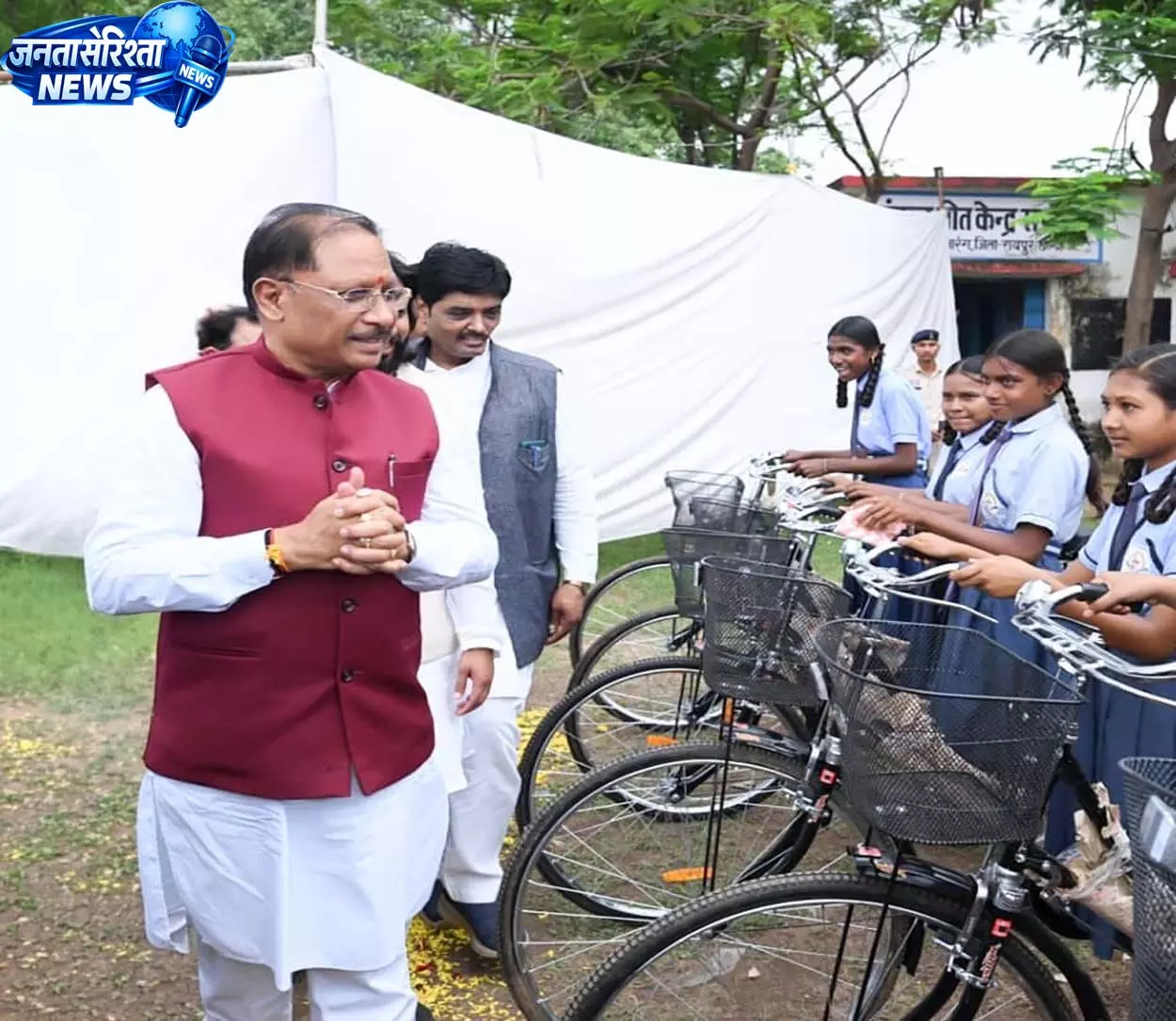 CM विष्णुदेव साय ने समोदा में छात्राओं को बांटी साइकिल CM विष्णुदेव साय ने समोदा में छात्राओं को बांटी साइकिल