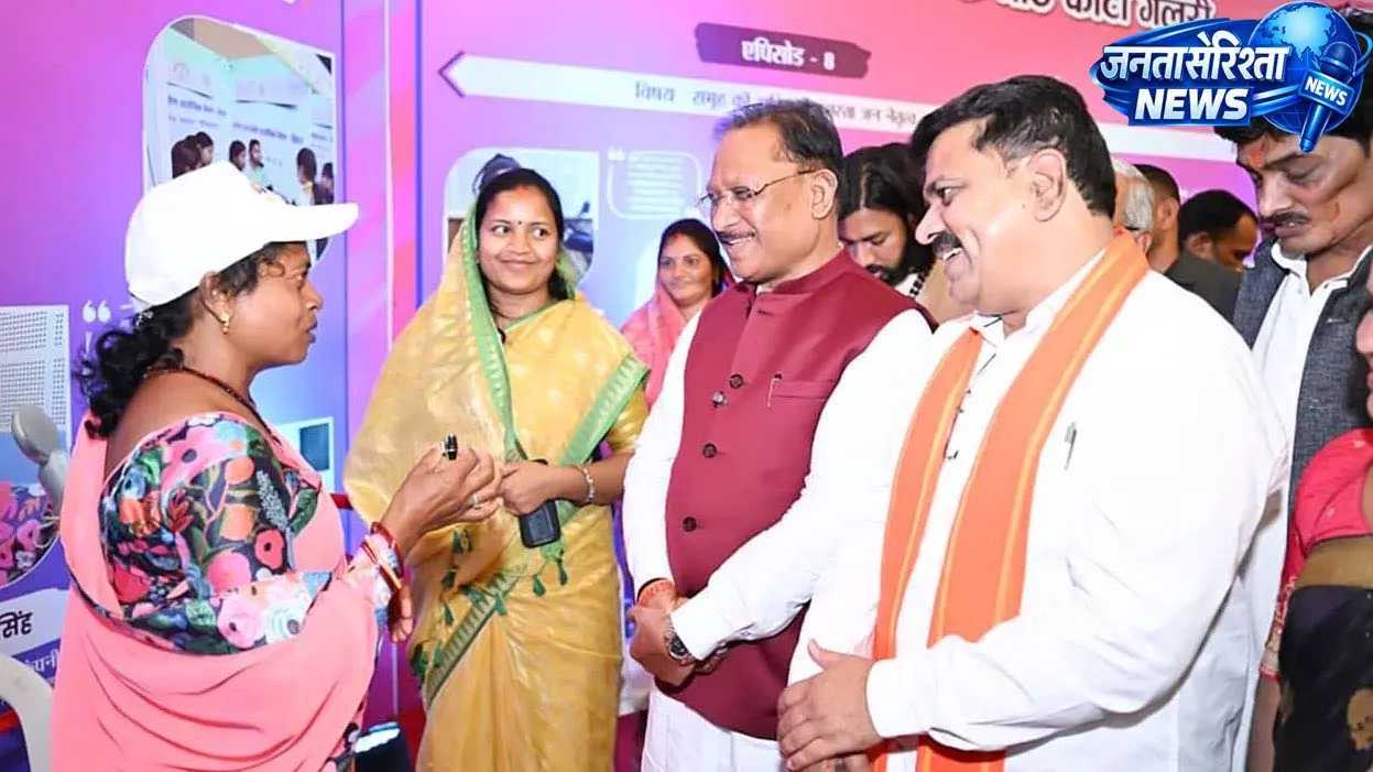 दीदी के गोठ वार्षिकोत्सव में स्व-सहायता समूहों की दीदियों का CM साय ने किया सम्मान दीदी के गोठ वार्षिकोत्सव में स्व-सहायता समूहों की दीदियों का CM साय ने किया सम्मान
