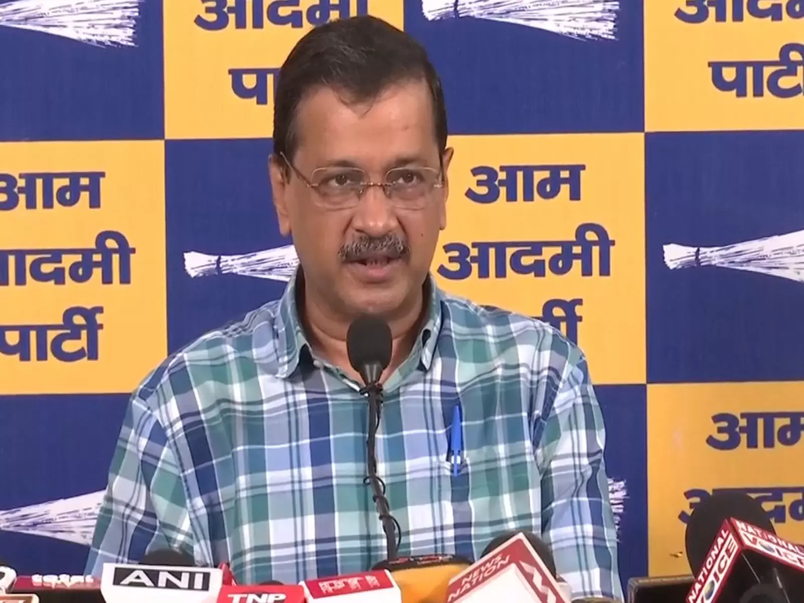 ईंधन कीमतों पर Kejriwal का हमला, दाम घटाने की मांग ईंधन कीमतों पर Kejriwal का हमला, दाम घटाने की मांग