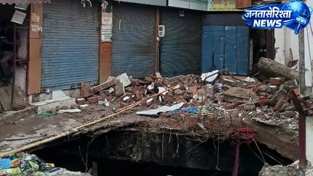 सुभाष बाजार दुर्घटना पर सख्ती, इंजीनियर पर गिरी गाज सुभाष बाजार दुर्घटना पर सख्ती, इंजीनियर पर गिरी गाज