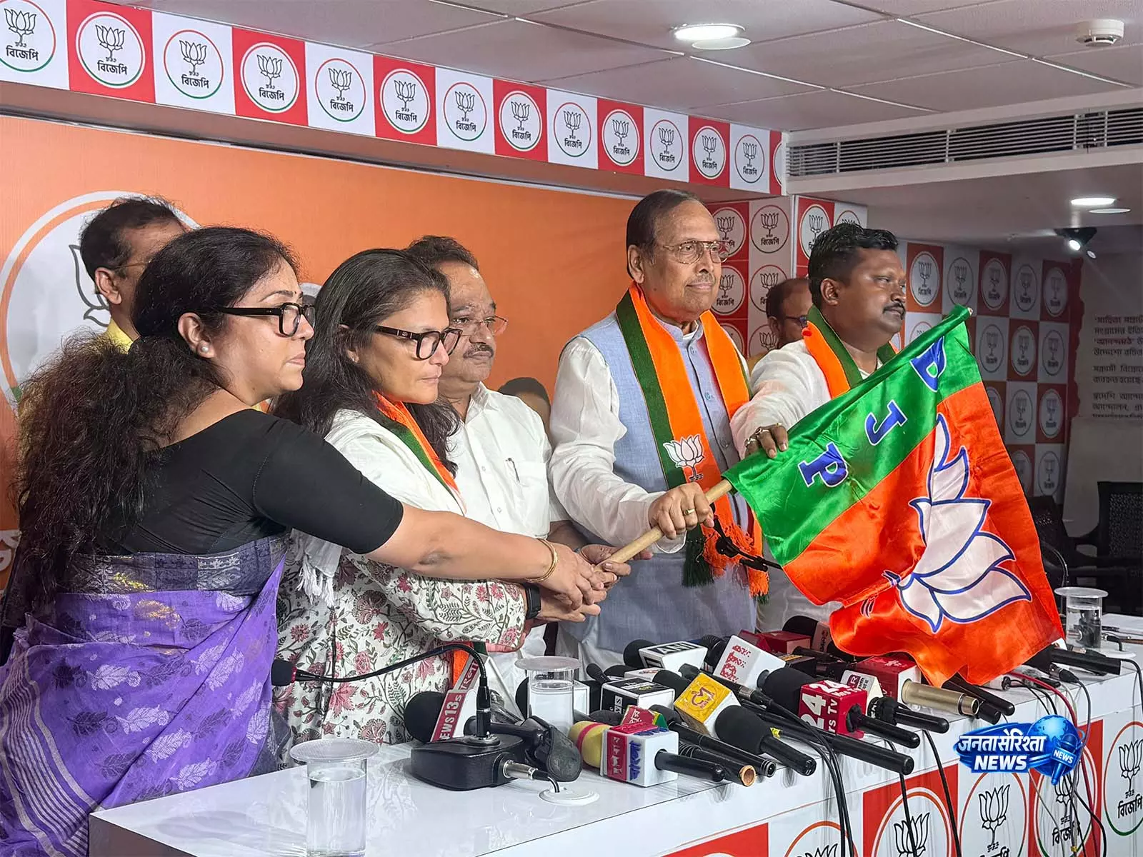 TMC को झटका, सुष्मिता देव समेत तीन पूर्व सांसद BJP में शामिल TMC को झटका, सुष्मिता देव समेत तीन पूर्व सांसद BJP में शामिल