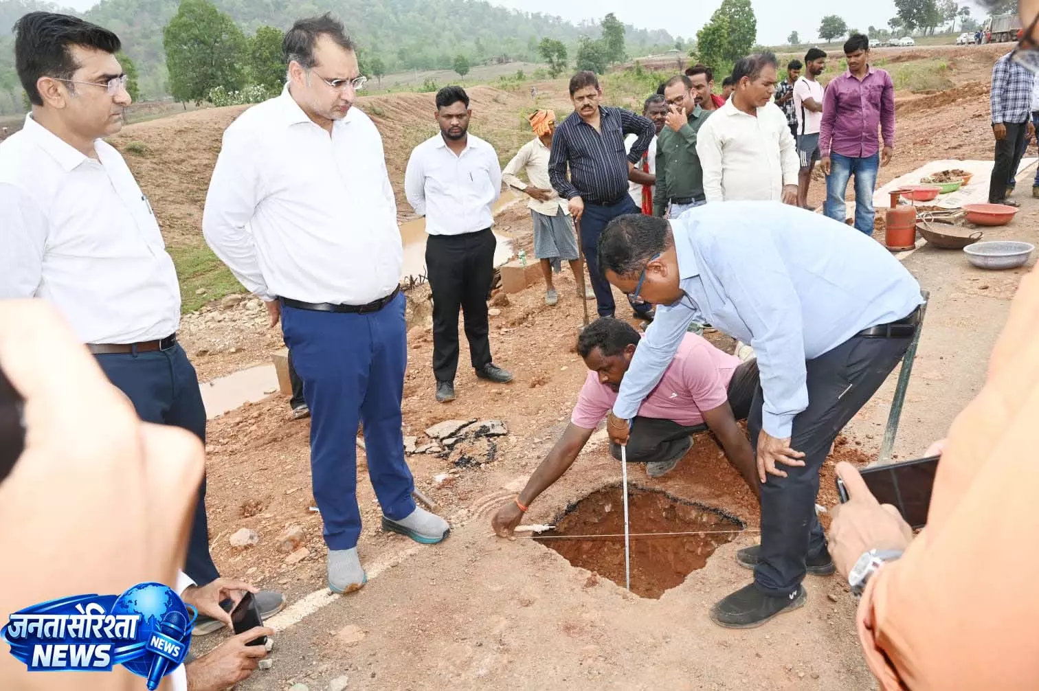 सड़क निर्माण में लापरवाही पर गिरी गाज, सहायक और उप अभियंता तत्काल निलंबित करने के निर्देश सड़क निर्माण में लापरवाही पर गिरी गाज, सहायक और उप अभियंता तत्काल निलंबित करने के निर्देश