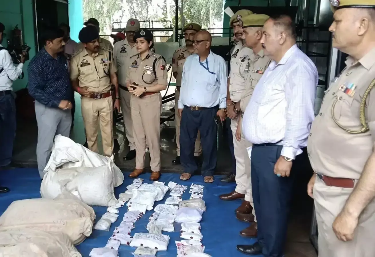 Kathua: 2.33 करोड़ की मादक सामग्री पर कठुआ पुलिस की बड़ी कार्रवाई Kathua: 2.33 करोड़ की मादक सामग्री पर कठुआ पुलिस की बड़ी कार्रवाई