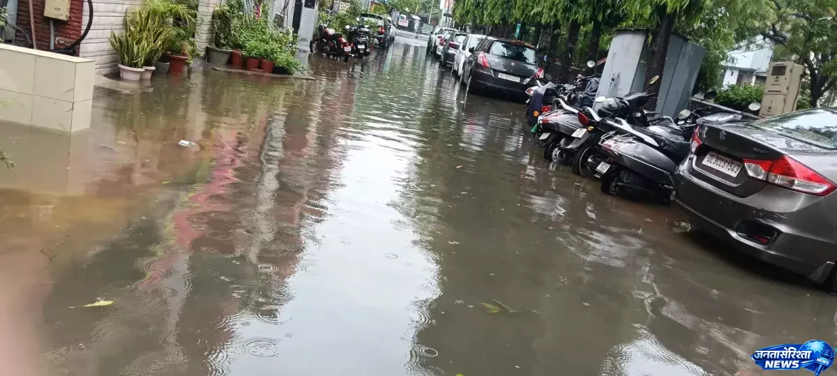 Noida में बारिश का कहर, 153 मिमी पानी बरसा; शहर की रफ्तार थमी, लोग परेशान Noida में बारिश का कहर, 153 मिमी पानी बरसा; शहर की रफ्तार थमी, लोग परेशान