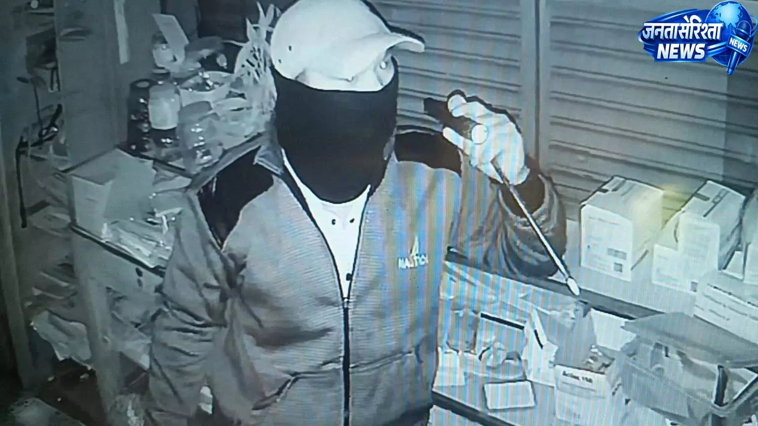 नर्मदा चौक में एक ही रात चार दुकानों के टूटे ताले, CCTV में कैद हुई वारदात नर्मदा चौक में एक ही रात चार दुकानों के टूटे ताले, CCTV में कैद हुई वारदात