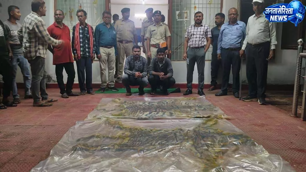 वन विभाग की बड़ी कार्रवाई, रेंजर समेत तीन अधिकारी निलंबित; 7 आरोपी जेल भेजे गए वन विभाग की बड़ी कार्रवाई, रेंजर समेत तीन अधिकारी निलंबित; 7 आरोपी जेल भेजे गए