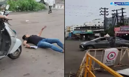 महिला ने पुलिसकर्मियों के साथ जबरन बहस की, ड्रामा कर लेटी सड़क पर, गिरफ्तारी जल्द