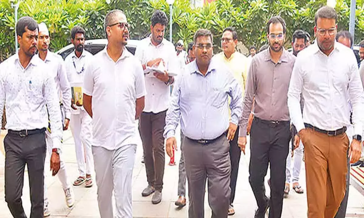 ईसीआई अधिकारियों ने विशाखापत्तनम में एसआईआर प्रक्रिया का निरीक्षण किया ईसीआई अधिकारियों ने विशाखापत्तनम में एसआईआर प्रक्रिया का निरीक्षण किया