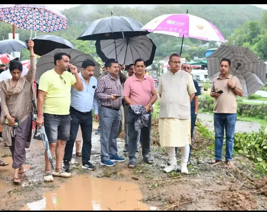 Dehradun: बारिश प्रभावित क्षेत्रों का मंत्री गणेश जोशी और महापौर ने किया निरीक्षण Dehradun: बारिश प्रभावित क्षेत्रों का मंत्री गणेश जोशी और महापौर ने किया निरीक्षण