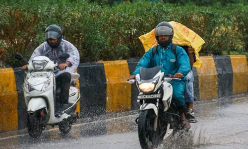 लगातार बारिश से एनसीआर को बड़ी राहत: गर्मी और प्रदूषण से मिली निजात, लेकिन जलभराव और ट्रैफिक बना बड़ी चुनौती लगातार बारिश से एनसीआर को बड़ी राहत: गर्मी और प्रदूषण से मिली निजात, लेकिन जलभराव और ट्रैफिक बना बड़ी चुनौती