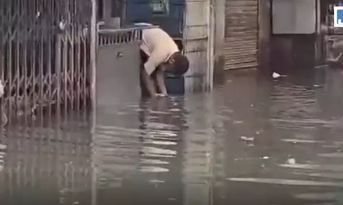 हद हो गई! नाले के गंदे पानी से धोई चाय की केतली, वीडियो देख खौल उठा जनता का खून