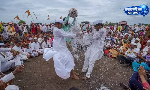 पंढरपुर वारी पर बनी डॉक्यूमेंट्री के मुंबई प्रीमियर में शामिल हुए CM देवेंद्र फडणवीस पंढरपुर वारी पर बनी डॉक्यूमेंट्री के मुंबई प्रीमियर में शामिल हुए CM देवेंद्र फडणवीस
