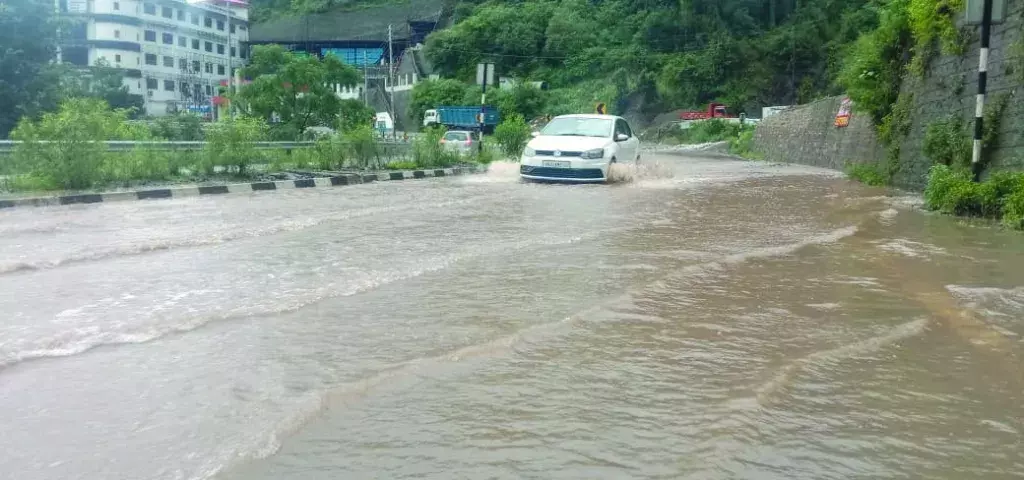 Nahan: टिक्कर खाला में लैंडस्लाइड, सड़क बंद होने से लोगों की परेशानी बढ़ी Nahan: टिक्कर खाला में लैंडस्लाइड, सड़क बंद होने से लोगों की परेशानी बढ़ी