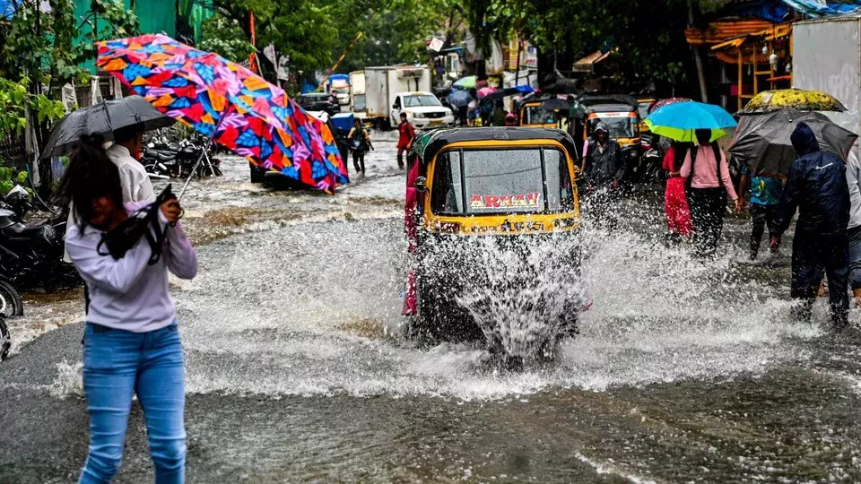 Mumbai: भारी बारिश से ठाणे में घरों में भरा पानी, प्रशासन ने पहुंचाई राहत Mumbai: भारी बारिश से ठाणे में घरों में भरा पानी, प्रशासन ने पहुंचाई राहत
