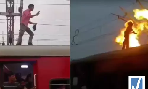 भयानक मंजर! ट्रेन की छत पर चढ़ा युवक, बुरी तरह झुलसकर गिरा, मौके पर अफरा-तफरी