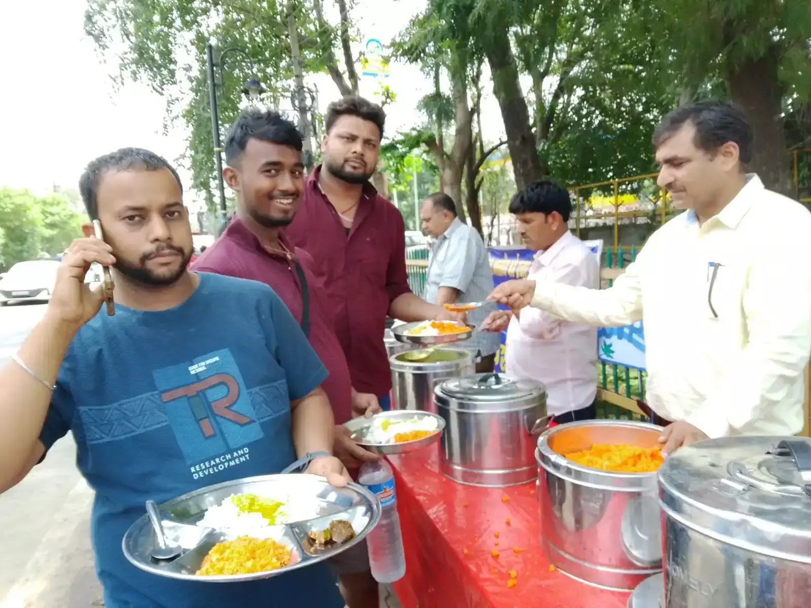 Jammu: अमरनाथ यात्रियों की सेवा में जुटा जम्मू रेलवे स्टेशन, आठवें दिन भी प्रसाद वितरण जारी