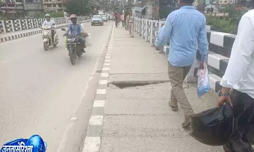 Mandi में क्षतिग्रस्त पुल का फुटपाथ बना खतरा Mandi में क्षतिग्रस्त पुल का फुटपाथ बना खतरा