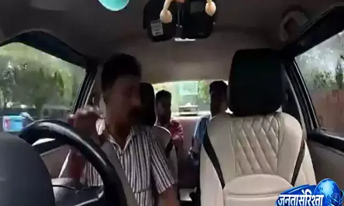 मेरी कार, तुम्हारा ड्राइंग रूम नहीं: टैक्सी में सिगरेट जलाने पर ड्राइवर ने राइड की रद्द, वीडियो वायरल मेरी कार, तुम्हारा ड्राइंग रूम नहीं: टैक्सी में सिगरेट जलाने पर ड्राइवर ने राइड की रद्द, वीडियो वायरल