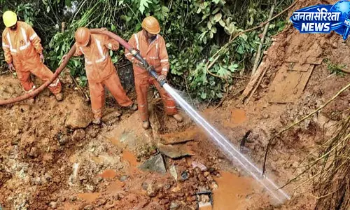 Wayanad : लैंडस्लाइड में मृतकों की संख्या सात पहुंची, नदी किनारे मिला एक और शव Wayanad : लैंडस्लाइड में मृतकों की संख्या सात पहुंची, नदी किनारे मिला एक और शव