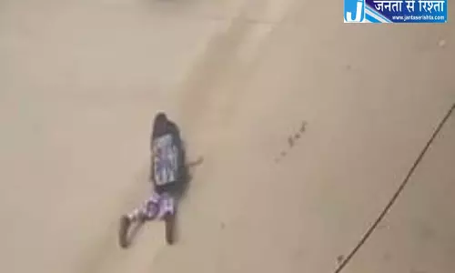 स्कूल वैन के ड्राइवर की लापरवाही, सड़क में गिरा बच्चा स्कूल वैन के ड्राइवर की लापरवाही, सड़क में गिरा बच्चा