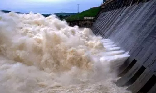 जलस्तर बढ़ने पर Hirakud जलाशय से 10 स्लुइस गेटों के ज़रिए बाढ़ का पानी छोड़ा गया जलस्तर बढ़ने पर Hirakud जलाशय से 10 स्लुइस गेटों के ज़रिए बाढ़ का पानी छोड़ा गया