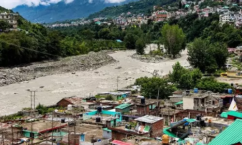 Shimla: भारी बारिश से हिमाचल बेहाल, कई सड़कें बंद और जनजीवन प्रभावित Shimla: भारी बारिश से हिमाचल बेहाल, कई सड़कें बंद और जनजीवन प्रभावित