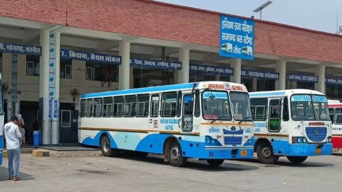 Hisar: रोडवेज कर्मचारियों ने किया चक्का जाम, धरने पर बैठे कर्मचारी