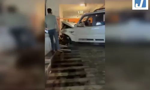 नशे में धुत युवक की कार अभिनेता के घर में घुसी, बड़ा हादसा टला नशे में धुत युवक की कार अभिनेता के घर में घुसी, बड़ा हादसा टला