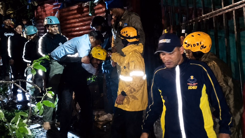 Dehradun: नैनीताल में बारिश बनी आफत, पेड़ गिरने से दो घायल Dehradun: नैनीताल में बारिश बनी आफत, पेड़ गिरने से दो घायल