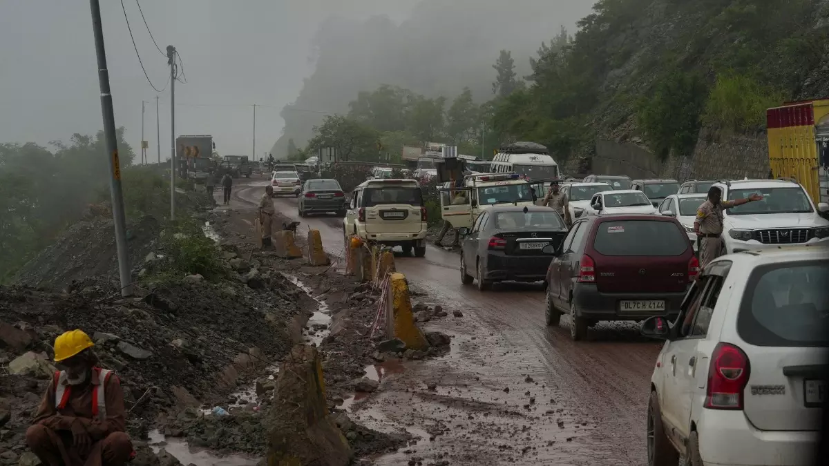 Shimla: शिमला में लैंडस्लाइड से यातायात बाधित, मॉनसून की पहली भारी बारिश