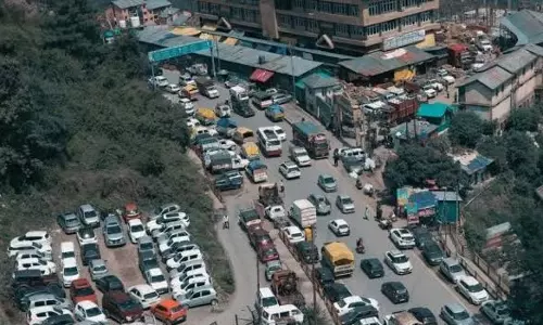 Shimla: बारिश भी नहीं रोक सकी पर्यटकों का उत्साह, शिमला में वाहनों का रिकॉर्ड आंकड़ा Shimla: बारिश भी नहीं रोक सकी पर्यटकों का उत्साह, शिमला में वाहनों का रिकॉर्ड आंकड़ा