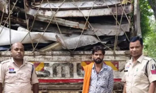 दो मालवाहक को पुलिस ने किया जब्त, 28 लाख का कबाड़ जब्त दो मालवाहक को पुलिस ने किया जब्त, 28 लाख का कबाड़ जब्त