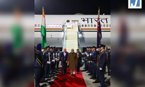 पीएम मोदी का न्यूजीलैंड दौरा शुरू, प्रधानमंत्री लक्सन ने एयरपोर्ट पर गर्मजोशी से किया स्वागत पीएम मोदी का न्यूजीलैंड दौरा शुरू, प्रधानमंत्री लक्सन ने एयरपोर्ट पर गर्मजोशी से किया स्वागत