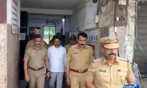 KDMC अस्पताल हमला मामला: शिवसेना पार्षद म्हात्रे को कल्याण सत्र न्यायालय ले जाया गया KDMC अस्पताल हमला मामला: शिवसेना पार्षद म्हात्रे को कल्याण सत्र न्यायालय ले जाया गया