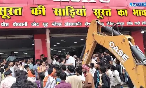 पंडरी कपड़ा मार्केट में चला बुलडोजर पंडरी कपड़ा मार्केट में चला बुलडोजर