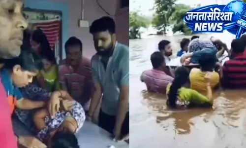 बाढ़ में दरवाजा बना स्ट्रेचर, ग्रामीणों ने बचाई गर्भवती की जान