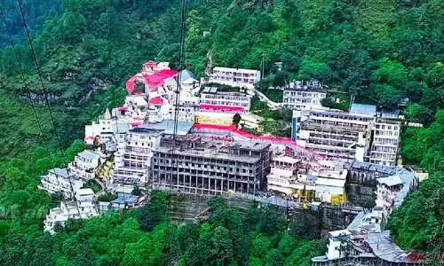 Jammu : मानसून में वैष्णो देवी यात्रा पर सावधानी जरूरी Jammu : मानसून में वैष्णो देवी यात्रा पर सावधानी जरूरी
