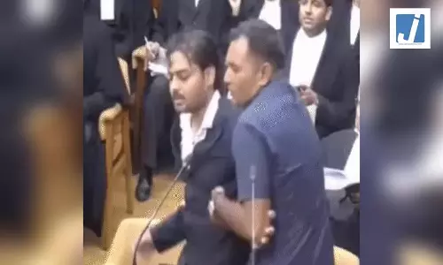 सुप्रीम कोर्ट में सुनवाई के दौरान अजीबोगरीब हालात, याचिकाकर्ता ने CJI को अपशब्द कहे सुप्रीम कोर्ट में सुनवाई के दौरान अजीबोगरीब हालात, याचिकाकर्ता ने CJI को अपशब्द कहे
