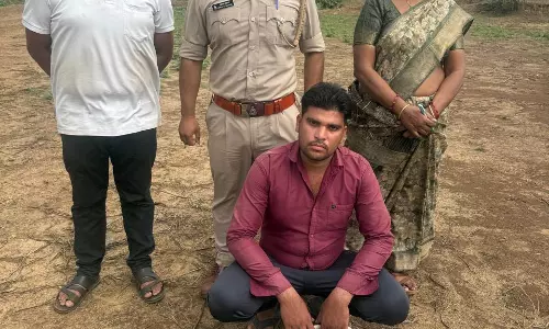 महुआ शराब बेच रहे थे महिला सहित 12 लोग, आबकारी विभाग ने सभी को पकड़ा