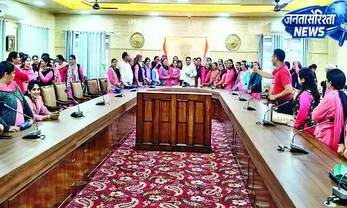 सैलरी के लिए गरजीं आशा वर्कर्ज