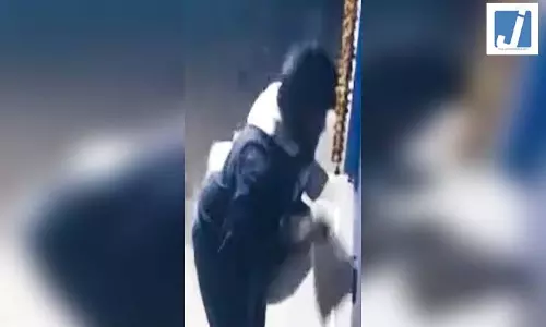 शादी रुकवाने के चक्कर में प्रेमी पहुंचा जेल, गांवभर में चिपकाए प्रेमिका और दूल्हे के पोस्टर शादी रुकवाने के चक्कर में प्रेमी पहुंचा जेल, गांवभर में चिपकाए प्रेमिका और दूल्हे के पोस्टर
