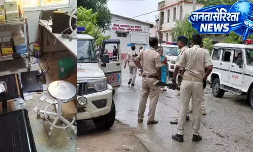 Bihar : मृत शिशु के जन्म पर हंगामा, बगहा अस्पताल में तोड़फोड़ Bihar : मृत शिशु के जन्म पर हंगामा, बगहा अस्पताल में तोड़फोड़