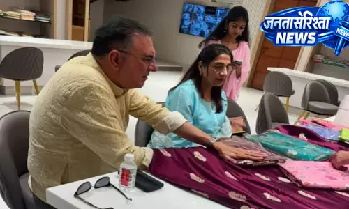 बनारसी हैंडलूम के कायल हुए अभिनेता बोमन ईरानी, पत्नी संग पहुंचे शोरूम बनारसी हैंडलूम के कायल हुए अभिनेता बोमन ईरानी, पत्नी संग पहुंचे शोरूम