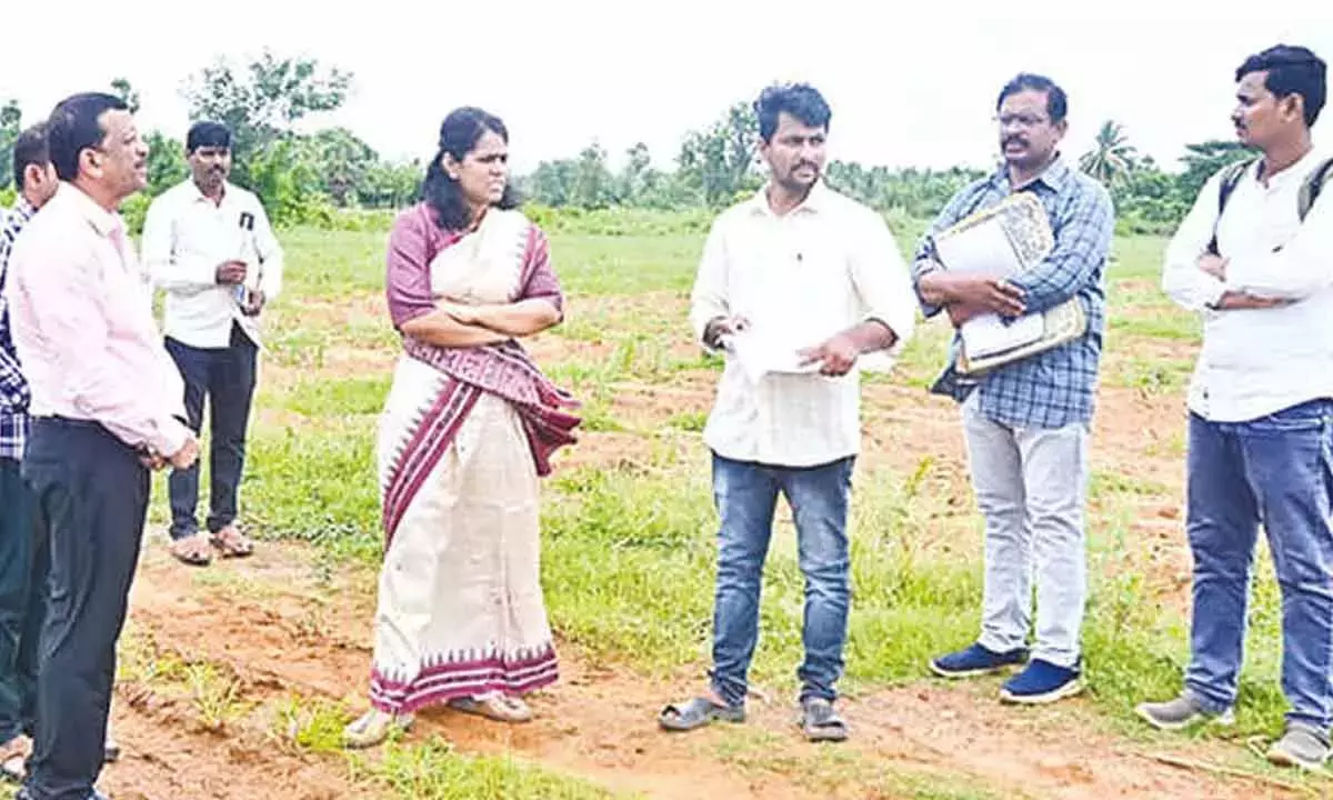 Andhra: कलेक्टर ने यादवोलु में स्थल का निरीक्षण किया Andhra: कलेक्टर ने यादवोलु में स्थल का निरीक्षण किया
